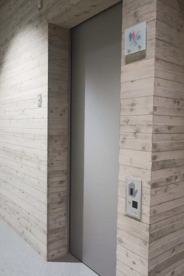 地下2階 多目的トイレ入口